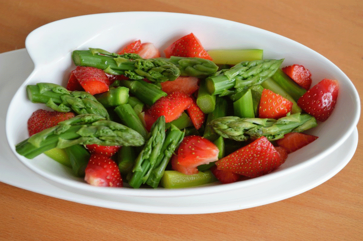 Spargel-Erdbeersalat | WINO Biolandbau: Bio-Lebensmittel in der Biokiste